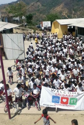 Children from the Octavio Paz school with their bicycles. 